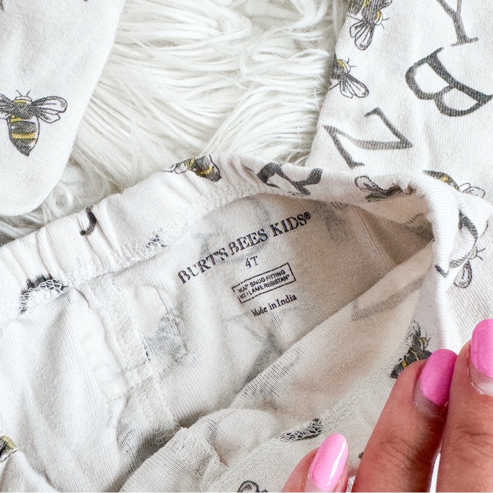 Burt's Bees | Organic Cotton Unisex A BEE C’s Alphabet Pajamas - Picture 2 of 8